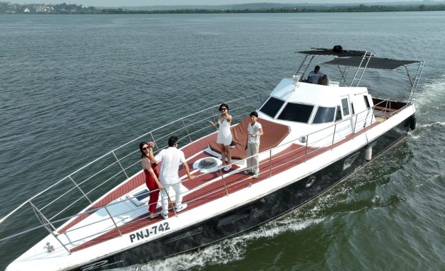 Luxury Private Yacht (6–15 Person) – Goa